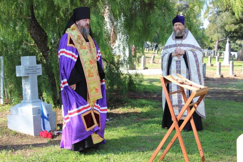 Религиозная церемония на кладбище под деревьями